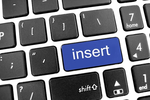 フラットな青いボタンでラップトップの黒のモダンなキーボード: 挿入 — ストック写真