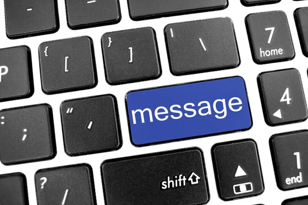 Teclado moderno negro plano de un portátil con botón azul: mensaje —  Fotos de Stock