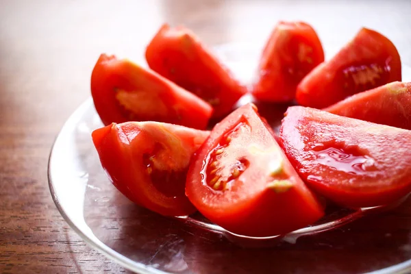 Runder Kreis geschnittener Tomaten aus nächster Nähe auf einem Glasteller auf hölzernen — Stockfoto