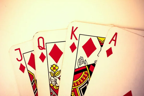Παίζοντας χαρτιά κοντινό λεπτομέρεια. Μαύρες και κόκκινες κάρτες με μια μικρή — Φωτογραφία Αρχείου