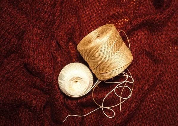 Hilos de algodón para coser en un trabajo de suéter de lana — Foto de Stock