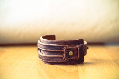 Kahverengi deri erkekler dekorasyon ahşap arka plan üzerinde el için