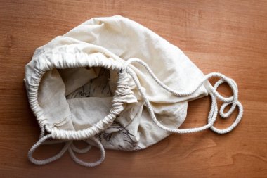 Ahşap arka plan beyaz pamuklu torba yakın çekim