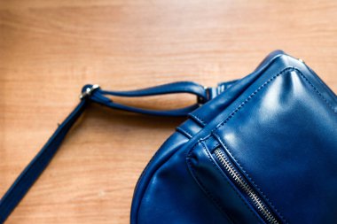 Mavi deri kadın sırt çantası, sırt çantası ayrıntı Wood, yakın çekim