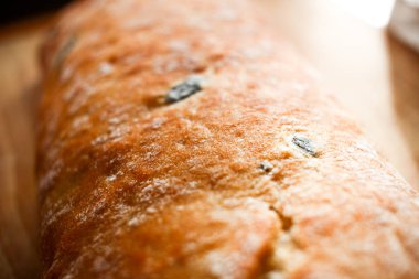 Ahşap ahşap arka plan clos tahtada üzerinde zeytinli ekmek bunn