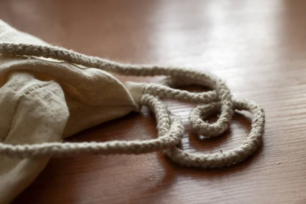 Bolso de algodón blanco en fondo de madera de cerca —  Fotos de Stock