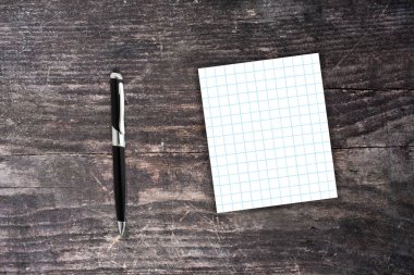 Beyaz boş kareli kağıt Not ahşap arka yüzündeki Siyah kalemle