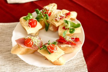 Sandviç: jambon, sarı peynir, taze küçük che beyaz ekmek