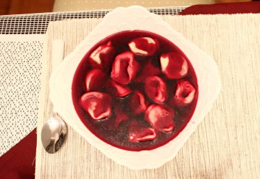 Lehçe Kırmızı Pancar çorbası ile birçok lezzetli köfte etli içinde