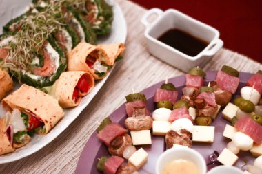 Kanepeler veya tapas kürdan Tarih: peynir, zeytin, mantar, pickl