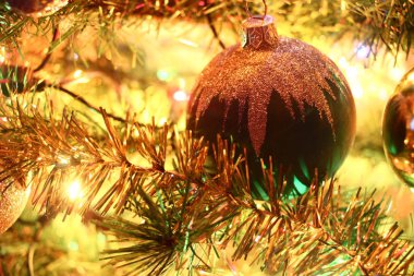 Renkli altın yılbaşı ağacı süsleri kompozisyon. Parlak p