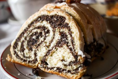 Haşhaş pasta bir plaka üzerine kapatın. Doğum günü veya aile partisinde 