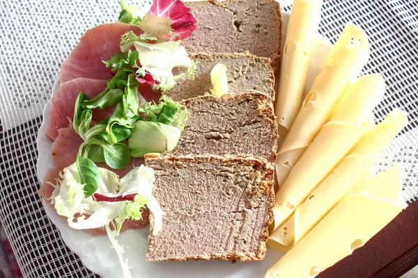 Samenstelling van de levensmiddelen voorgerechten: pate, gele kaas plakjes, gree — Stockfoto