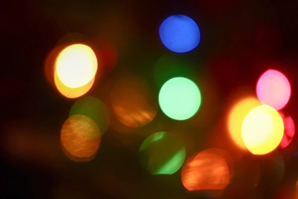 Árvore de Natal colorido luzes bokeh fundo. Composição de — Fotografia de Stock
