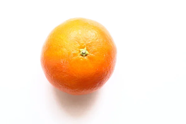 Апельсиновый сладкий мандарин на белом фоне — стоковое фото