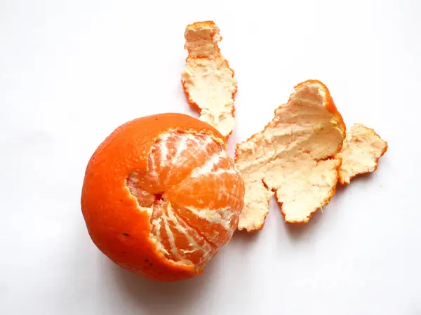 Mandarines douces orange pelées isolées sur fond blanc compo — Photo