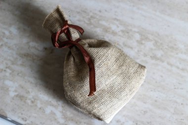 Gri dekoratif torbalarda kokulu otlar gri arka plan üzerinde kurutulmuş