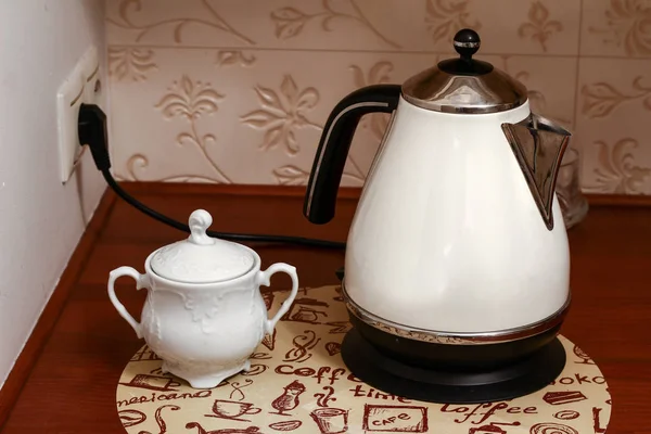 White kettle and sugar bowl, making coffee in the kitchen — Stock Photo, Image