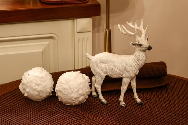 Composición invernal de renos blancos y copos de nieve blancos sobre la mesa — Foto de Stock