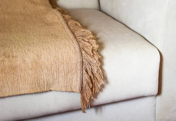 Weißes Sofa mit brauner Decke in Nahaufnahme Ausschnitt — Stockfoto