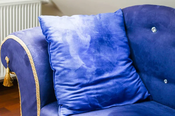 Blaue Phantasiekissen Detail auf einem luxuriösen Sofa mit Kristall oder d — Stockfoto