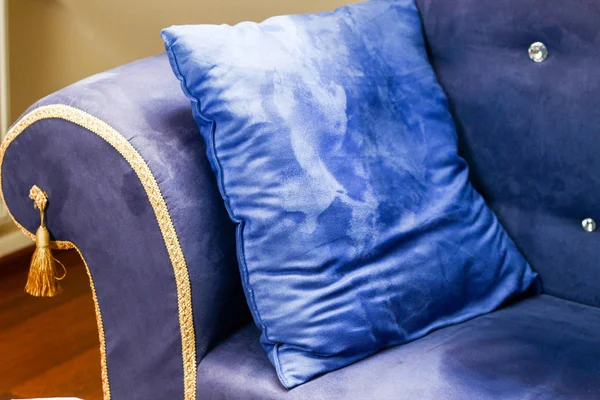 Blaue Phantasiekissen Detail auf einem luxuriösen Sofa mit Kristall oder d — Stockfoto