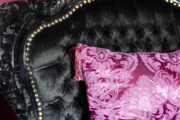 Klassischer luxuriöser königlicher schwarzer Sessel reich dekoriert — Stockfoto