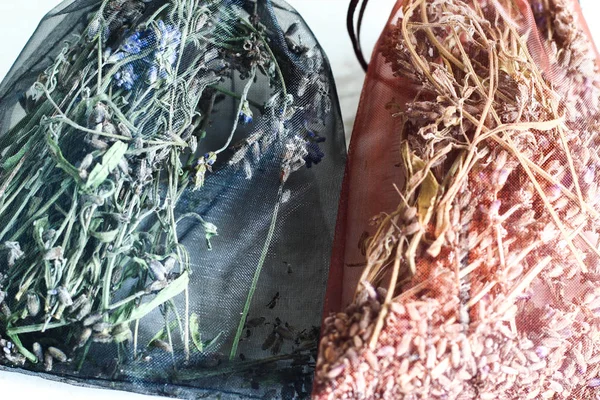 Hierbas aromáticas secas en bolsas decorativas rojas: marrón y negro. Fre — Foto de Stock