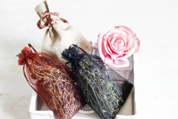 Kırmızı dekoratif çanta ve rose porselen ile kurutulmuş kokulu otlar 