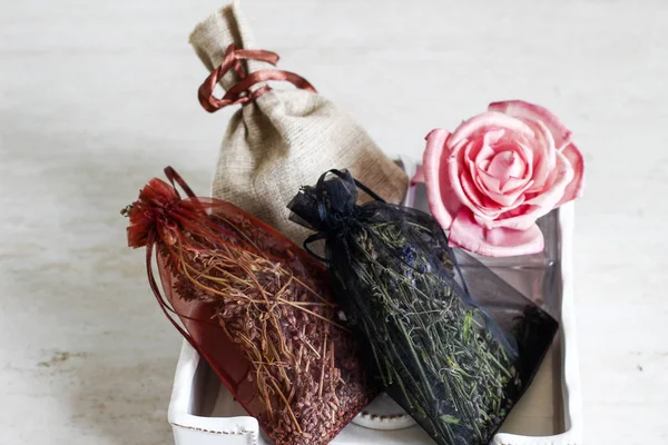 Kırmızı dekoratif çanta ve rose porselen ile kurutulmuş kokulu otlar 