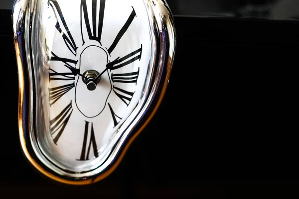 Fotografía distorsionada de un reloj surrealista sobre fondo negro. D) — Foto de Stock