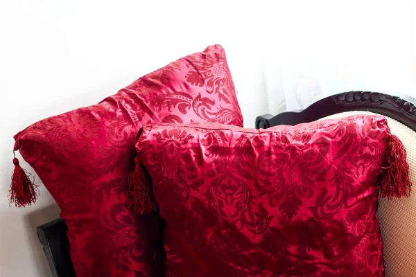 Czerwona ozdoba fantazyjne luksusowe bogato zdobione poduszki lub poduszki Obrazy Stockowe bez tantiem
