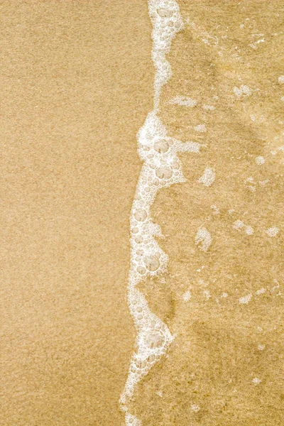 Espuma en la ola en la costa en la playa, en el mar Báltico —  Fotos de Stock
