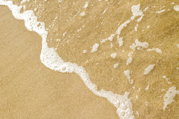Espuma en la ola en la costa en la playa, en el mar Báltico —  Fotos de Stock