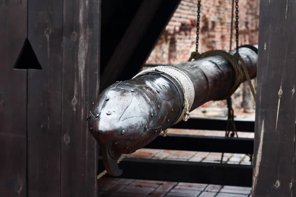 Reconstruction of a medieval steel battering ram of Teutonic kni — Stock Photo, Image