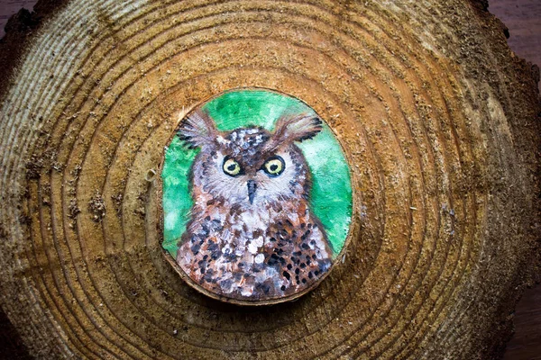 Animal del bosque pintado en un trozo de madera cortada. Hermosa natural — Foto de Stock