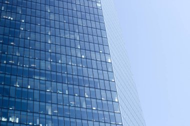 İş binaları detay - gökyüzü yansıma mimarisiyle bac