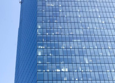İş binaları detay - gökyüzü yansıma mimarisiyle bac
