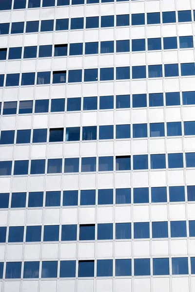 Modernes weißes Gebäude mit Fenstern. Architektonisches Detail — Stockfoto
