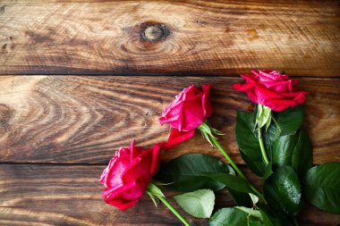 Ahşap arka plan üzerinde kırmızı gül buketi. Sevgililer günü backg