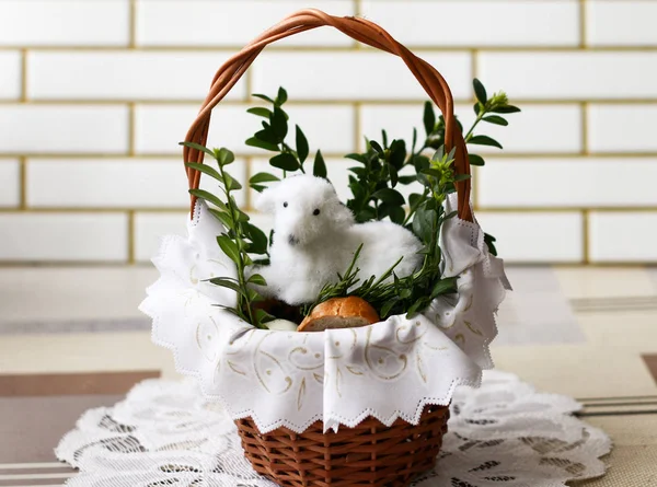 Cesta tradicional polonesa para a Páscoa com um pequeno cordeiro branco, br — Fotografia de Stock