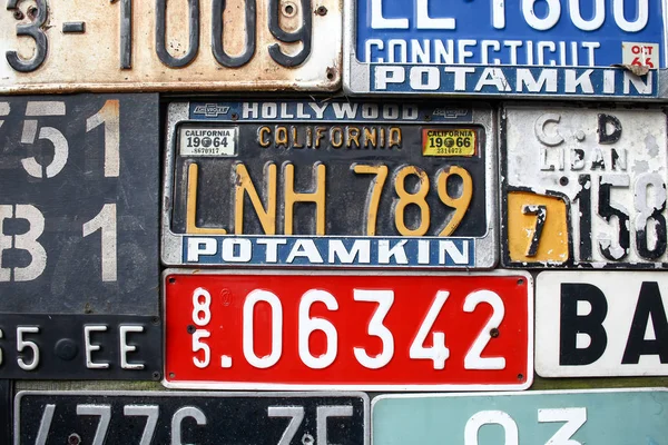 POLÓNIA, OTREBUSIA, 31 de março de 2017: muitas placas de matrícula de carros antigos — Fotografia de Stock