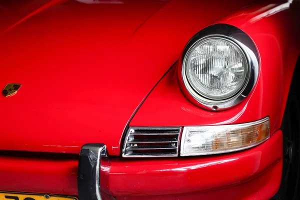 POLÓNIA, OTREBUSIA, 31 de março de 2017: close-up de um velho Porsche de — Fotografia de Stock