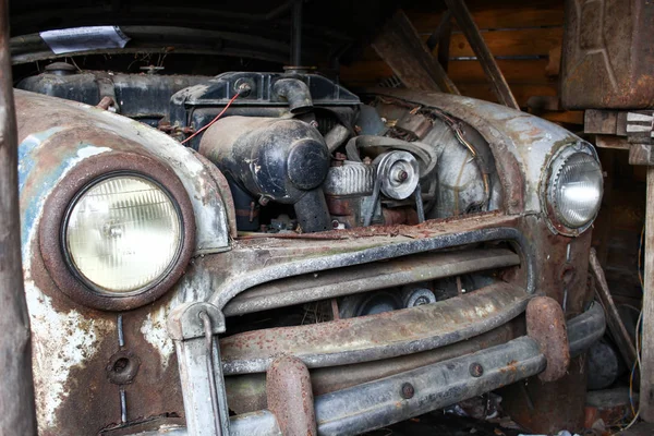 POLÓNIA, OTREBUSIA, 31 de março de 2017: velho carro enferrujado soviético luzes clo — Fotografia de Stock