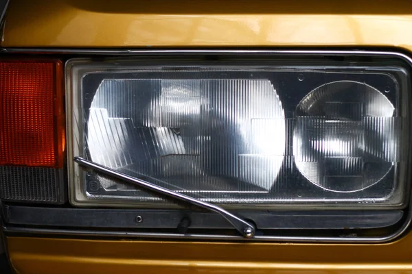 POLÓNIA, OTREBUSIA, 31 de março de 2017: close-up da velha frente Mercedes — Fotografia de Stock