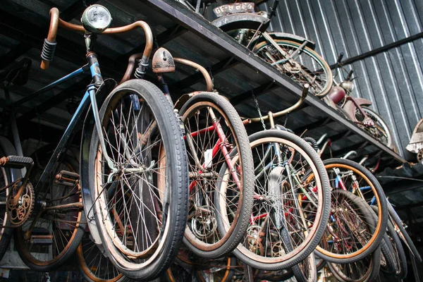 POLONIA, OTREBUSIA, 31 de marzo de 2017: bicicletas viejas colgadas en fila —  Fotos de Stock