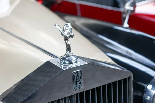 Polen, Taeby, 31 mars 2017: Rolls Royce gammal logo Royaltyfria Stockbilder