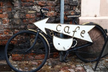 Polonya, Torun, 17 Şubat 2017: Cafe işareti ok beyaz cu