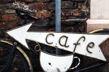 Polonya, Torun, 17 Şubat 2017: Cafe işareti ok beyaz cu