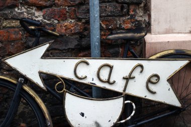 Polonya, Torun, 17 Şubat 2017: Cafe işareti ok beyaz cu